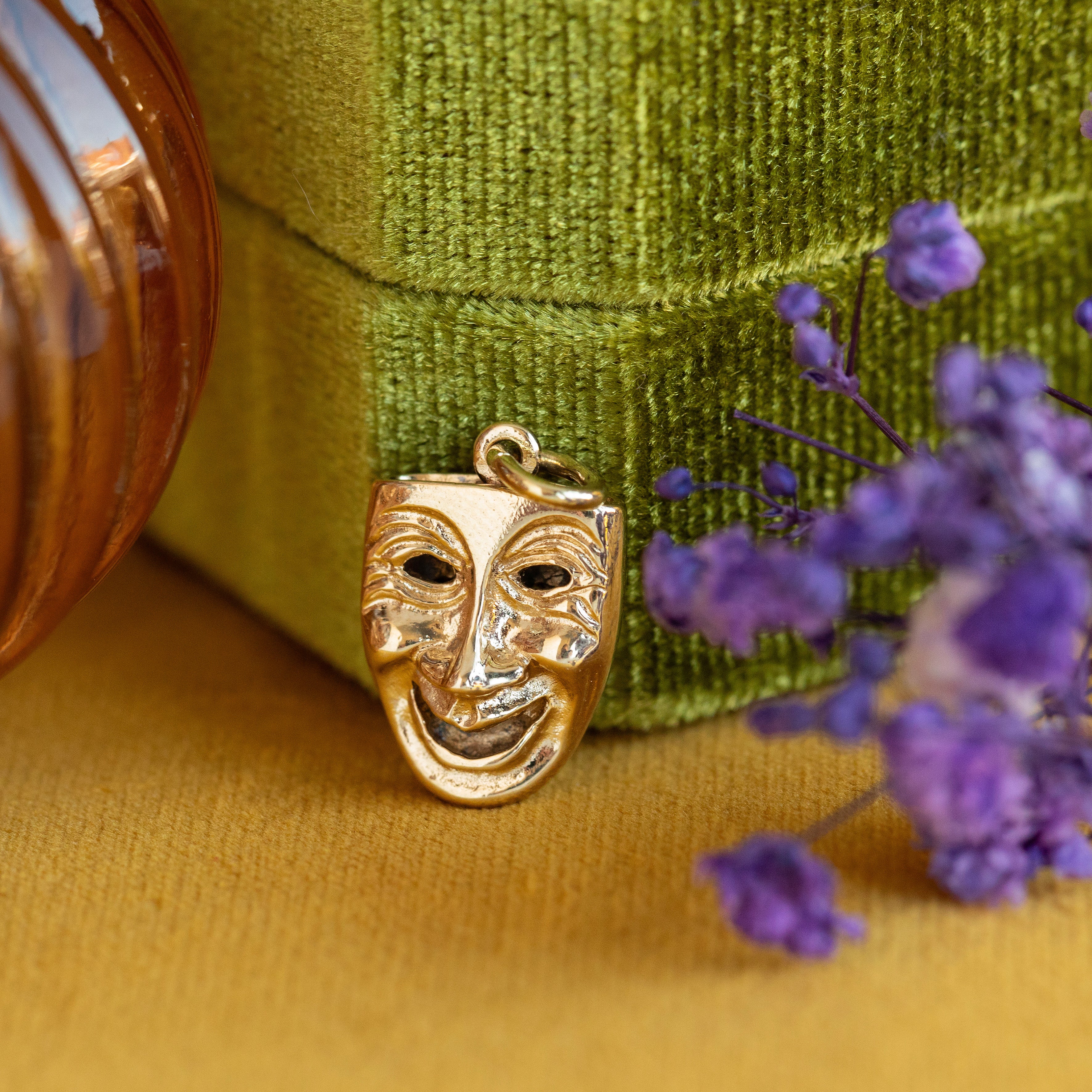 Vintage mask pendant 8 kt