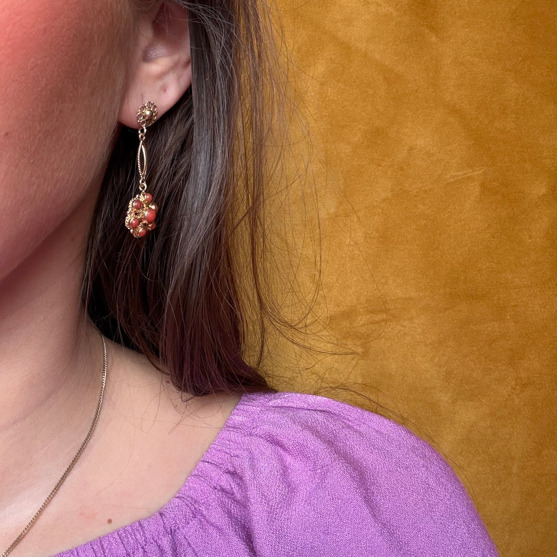 Gouden vintage oorstekers met bloedkoraal 14 kt