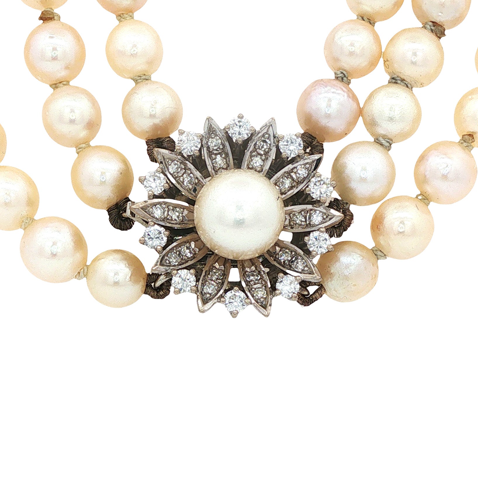 Vintage pearl necklace with white gold clasp set with a diamond and a pearl, 18 kt