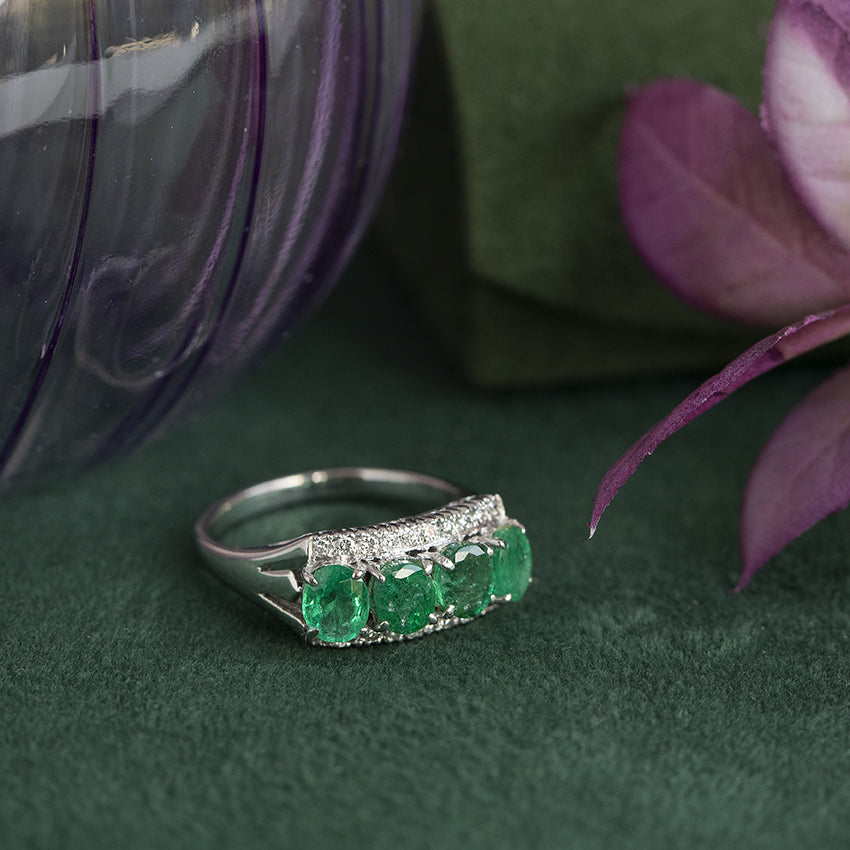 White gold ring with emerald and diamond 18 kt