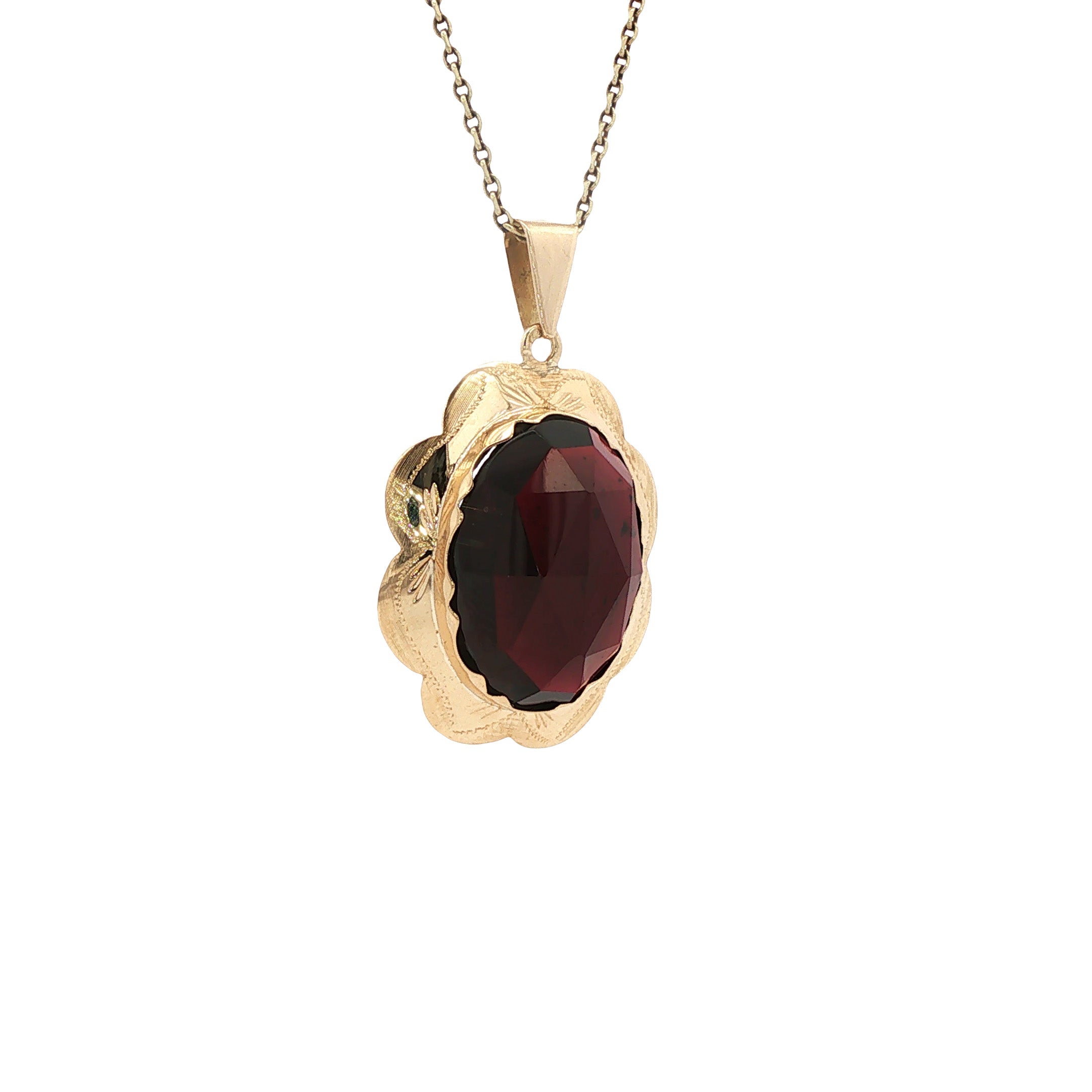 Vintage 14 kt gold pendant with garnet