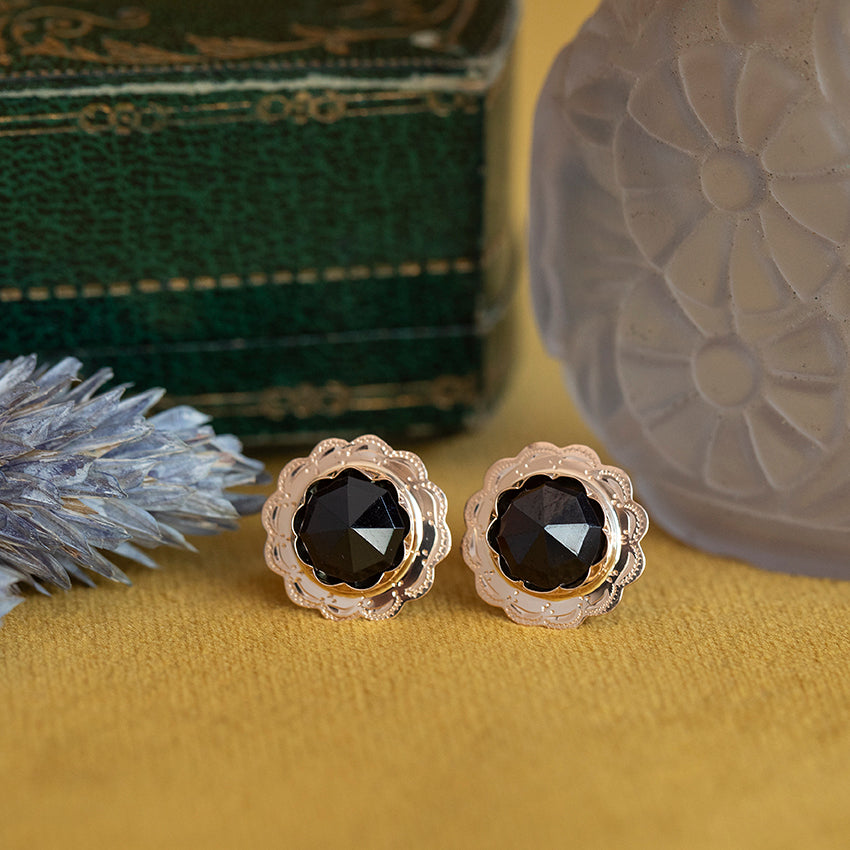 Roségouden oorstekers met granaat 14 kt