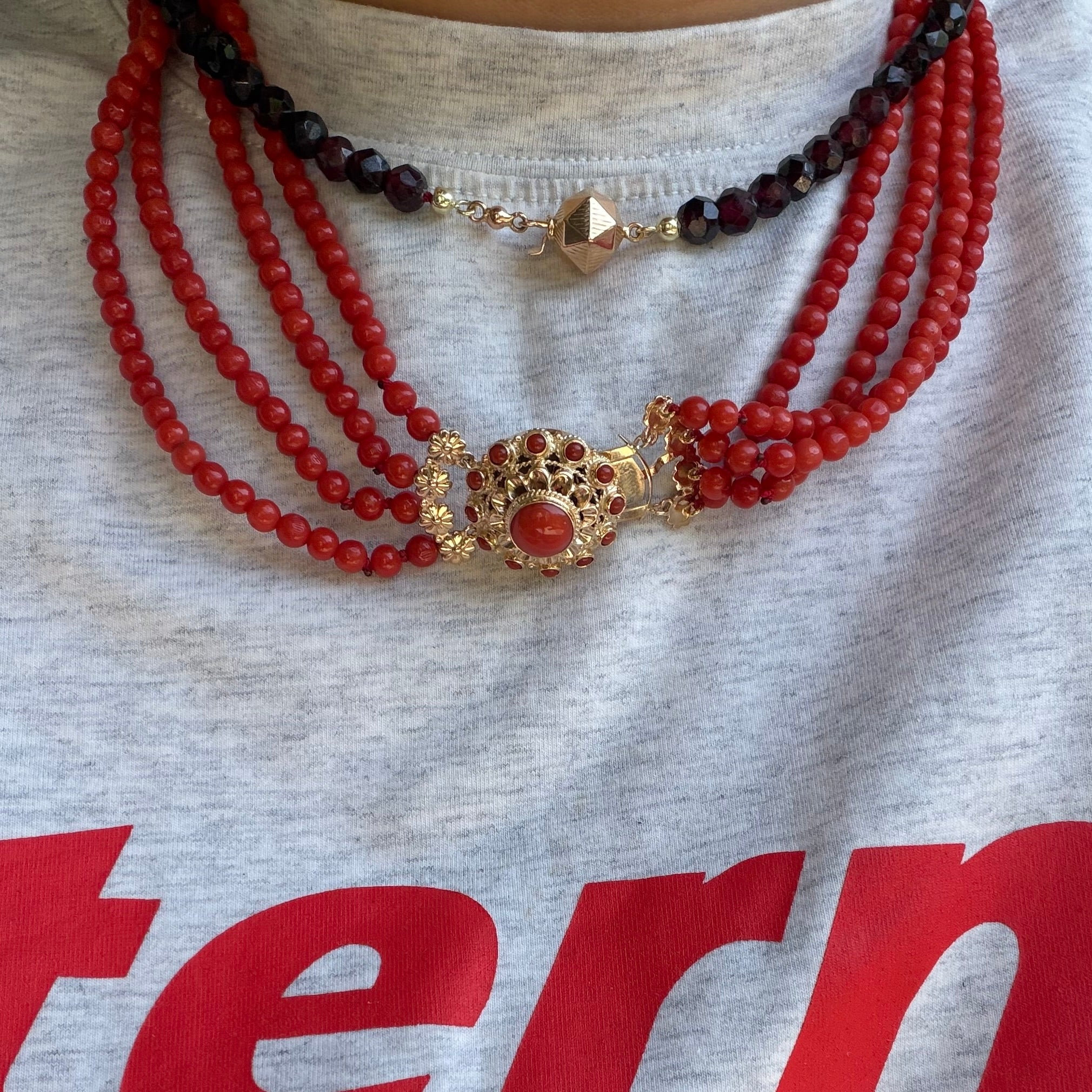 Vintage garnet necklace with 14 kt gold clasp