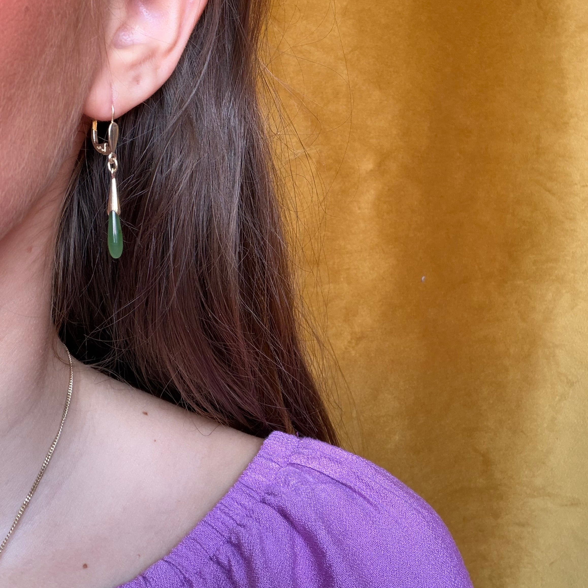 Gouden vintage oorhangers met nefriet jade 14 kt