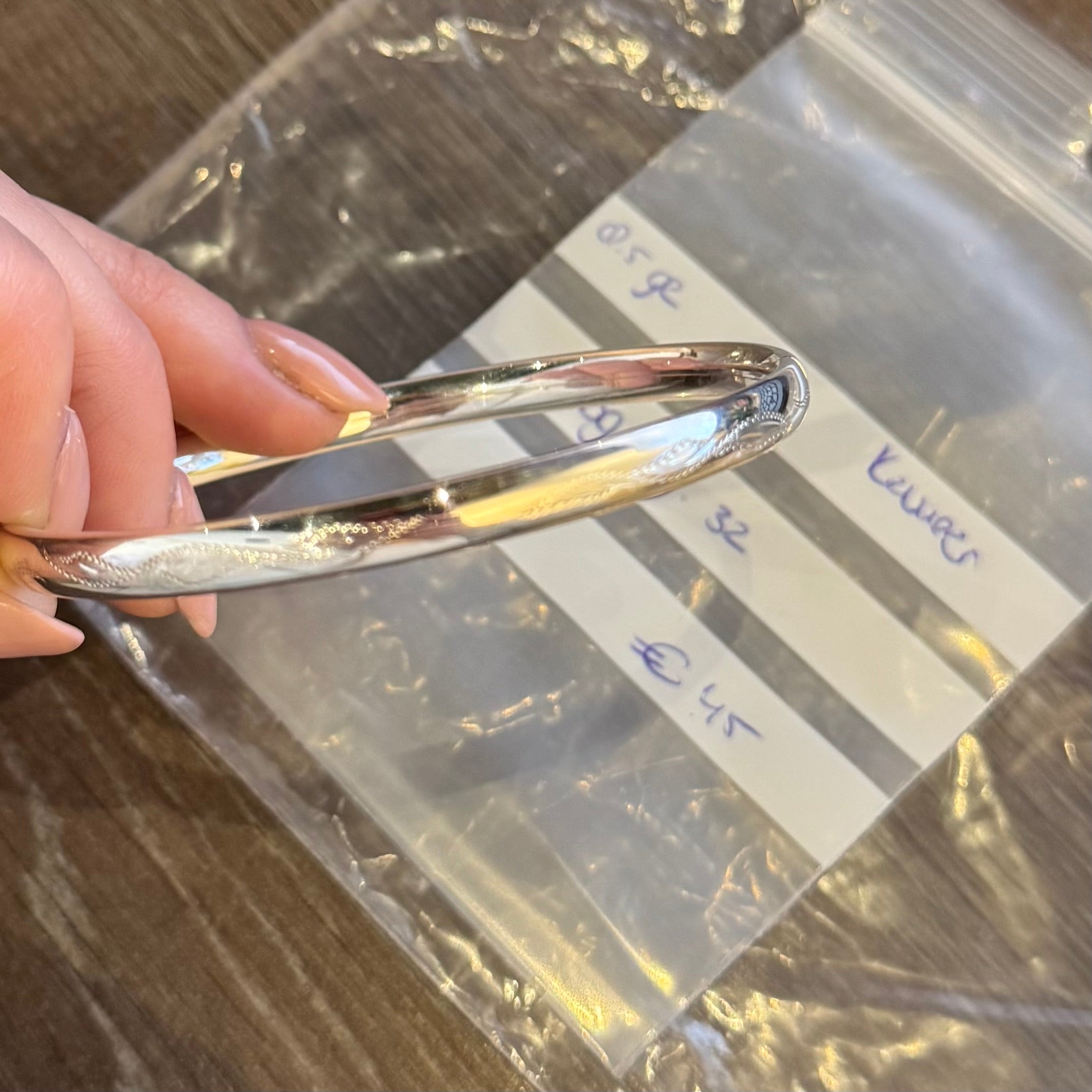 Zilveren bangle met gravure 835