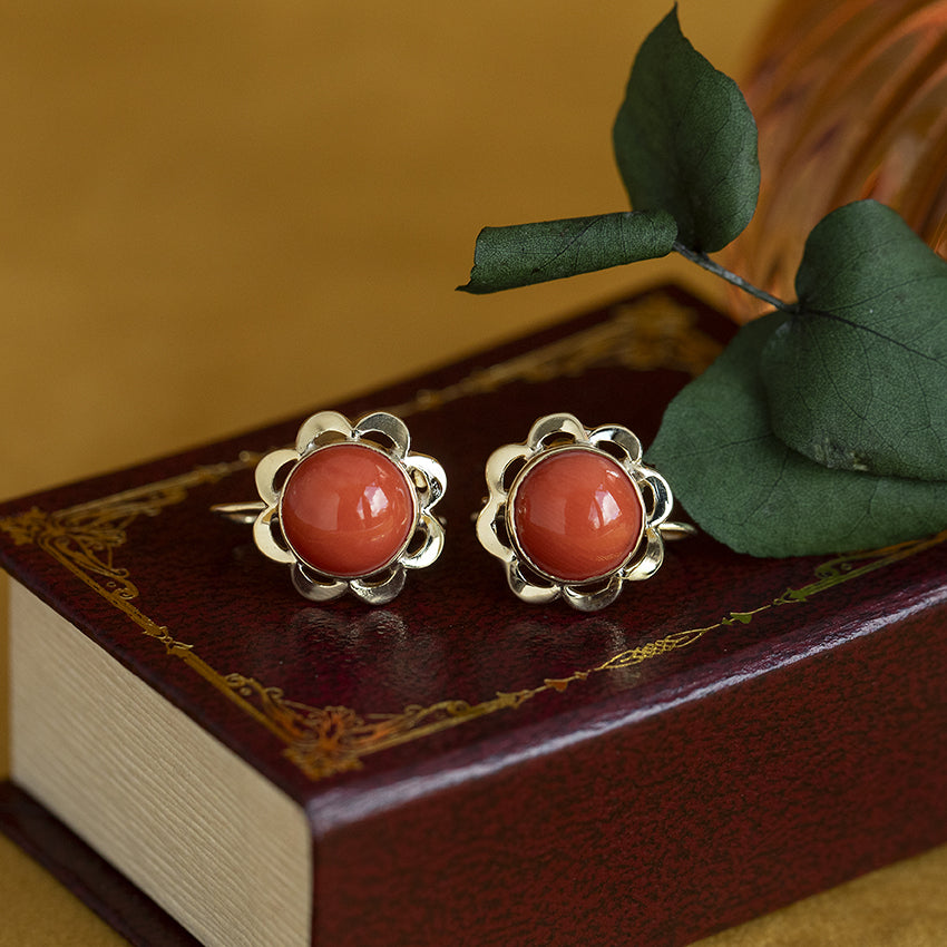 Gouden oorhangers met bloedkoraal 14 kt