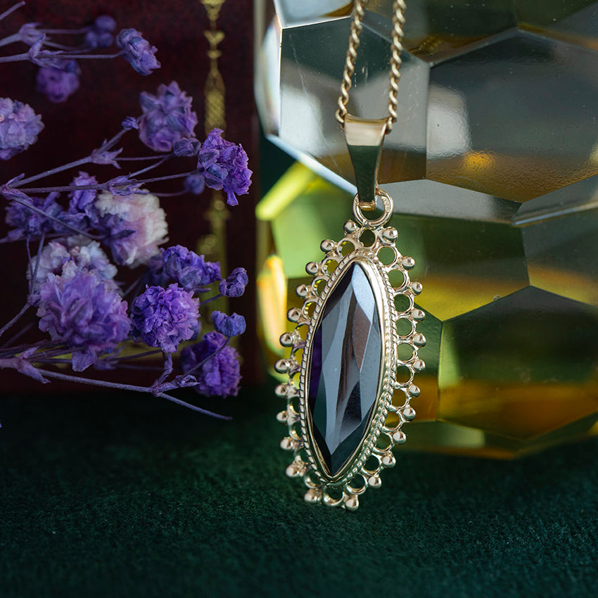 14 kt gold pendant with hematite