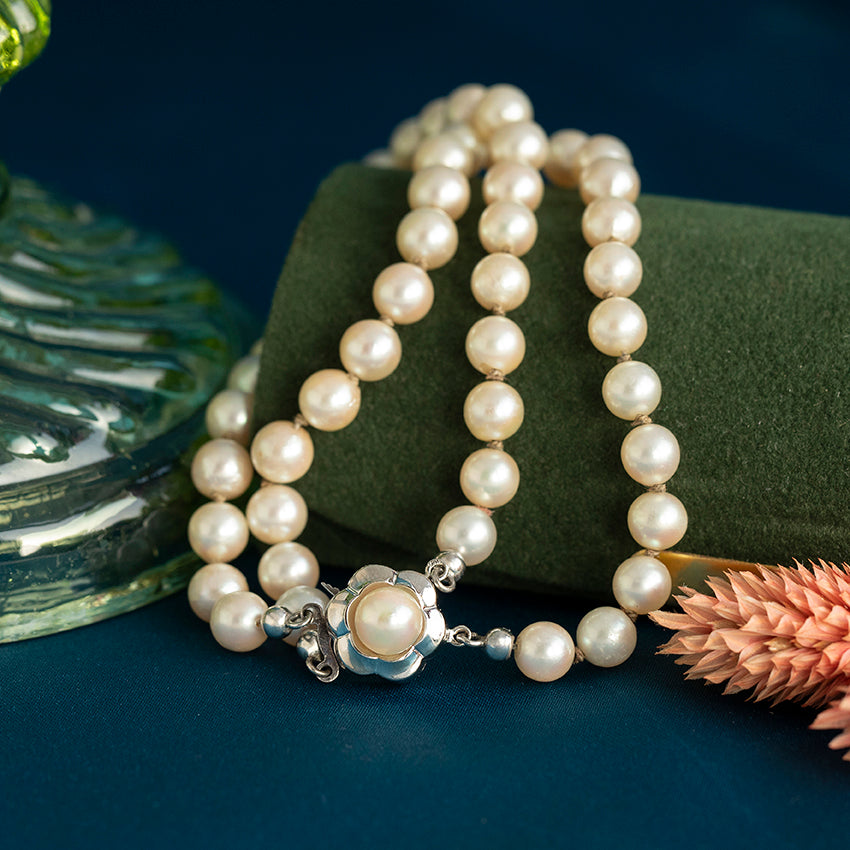 Vintage pearl bracelet with 14 kt white gold clasp