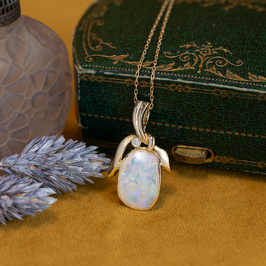 Gouden hanger met opaal en diamant 14 kt